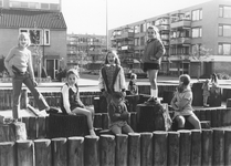 503000 Afbeelding van kinderen op de speelplaats aan de Pagodedreef te Utrecht.
